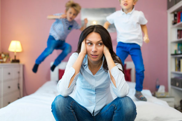 Confinement : une vraie galère pour les mamans solos. Comment s'en sortir